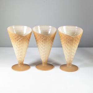 Vintage italienische Gelato Eisbecher Waffeltüten Glas Servierbecher 3er Set, Wüstenbecher, Waffelglas 1950er Jahre Retro Geburtstagsfeier