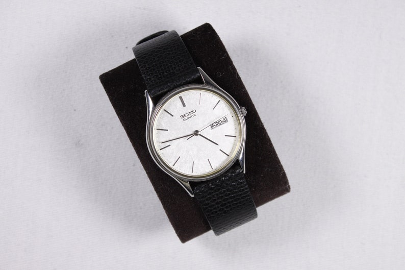 Vintage SEIKO analogue type wrist watch 6533-8019 Rare snowflake dial, bilingual day / date 1980s unisex wrist watch image 1