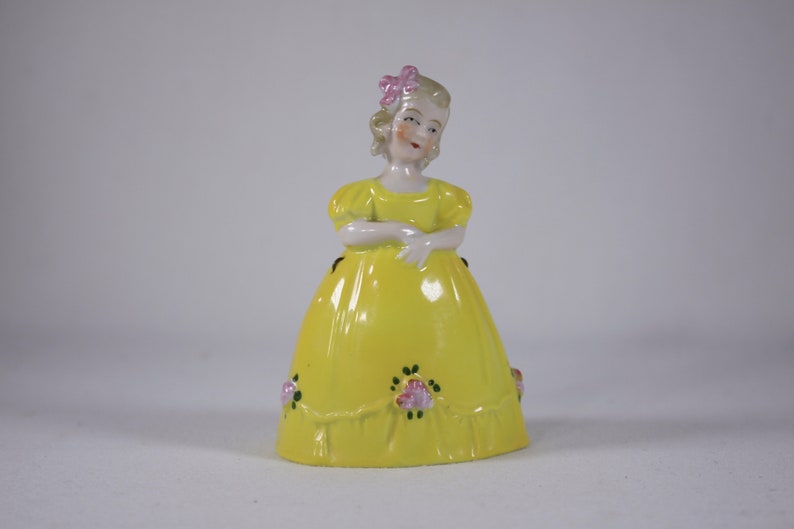 Vintage figurative Porzellan Hand Glocke, 4 Porzellan Mädchen Figur, junges Mädchen im gelben Kleid Hand Glocke, Blumenmädchen Glocke Bild 4