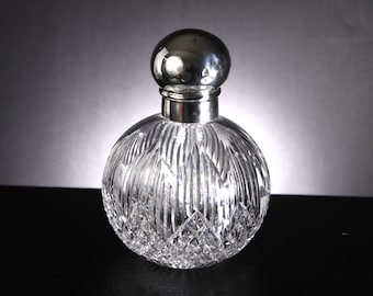 Grande bouteille de parfum victorienne de 1890 avec dessus en argent, bouteille d'eau de Cologne de fantaisie, bouteille de parfum d'affichage de coiffeuse anglaise antique