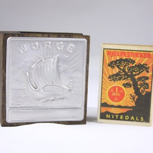 Vintage NORGE Norwegian matchbox holder Hjelpestikker Nitedals graphic matchbox, Pewter Face Viking ship wooden slip case image 8