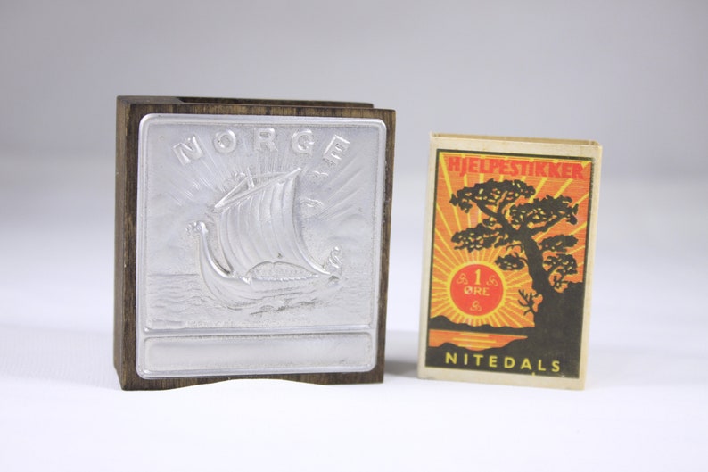 Vintage NORGE Norwegian matchbox holder Hjelpestikker Nitedals graphic matchbox, Pewter Face Viking ship wooden slip case image 8