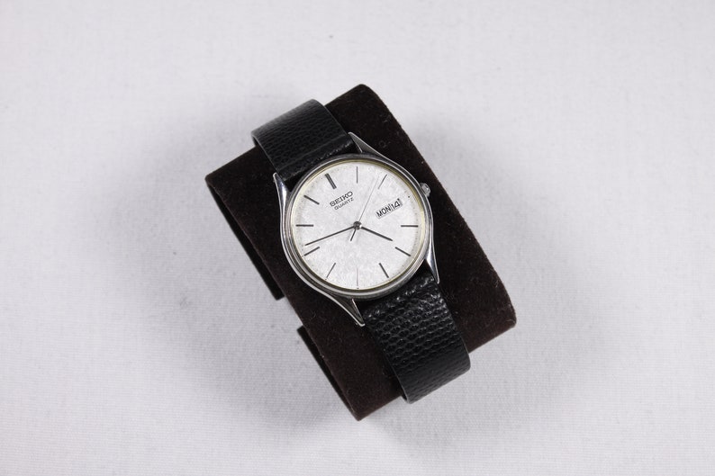 Vintage SEIKO analogue type wrist watch 6533-8019 Rare snowflake dial, bilingual day / date 1980s unisex wrist watch image 2