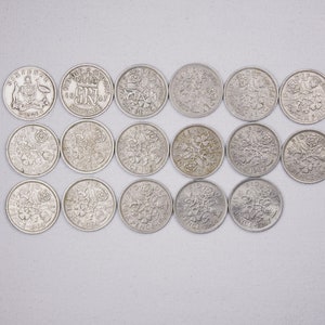 Peut inclure: Une collection de 17 pièces britanniques en argent, présentant divers motifs, dont une couronne, un motif floral et l'inscription "ONE PENNY".