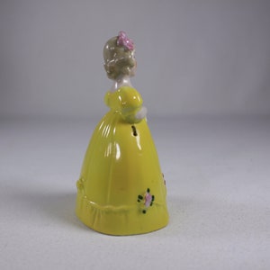 Vintage figurative Porzellan Hand Glocke, 4 Porzellan Mädchen Figur, junges Mädchen im gelben Kleid Hand Glocke, Blumenmädchen Glocke Bild 5