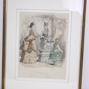 1900s Fashion Print De Gracieuse, Geillustreerde Aglaja no. 962 hand coloured engraving in simple frame image 3