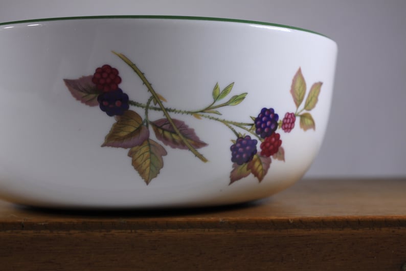 1986 English Royal Worcester Evesham Vale 8 round bowl, Freezer to Oven, Oven to Table, Microwave proof fine china image 3