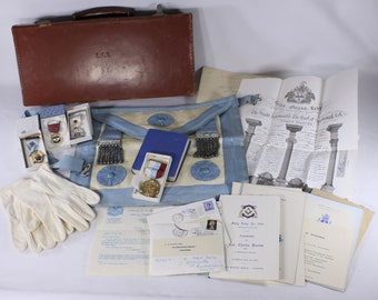 Collection d'insignes de maître franc-maçon anglais des années 1960, comprend une valise, un tablier, des documents de certificat, des médailles