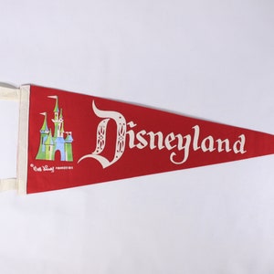 Fanion rouge Disneyland original en feutre des années 60, Walt Disney, château de la Belle au bois dormant, drapeau souvenir du château de la Belle au bois dormant des années 60 image 1