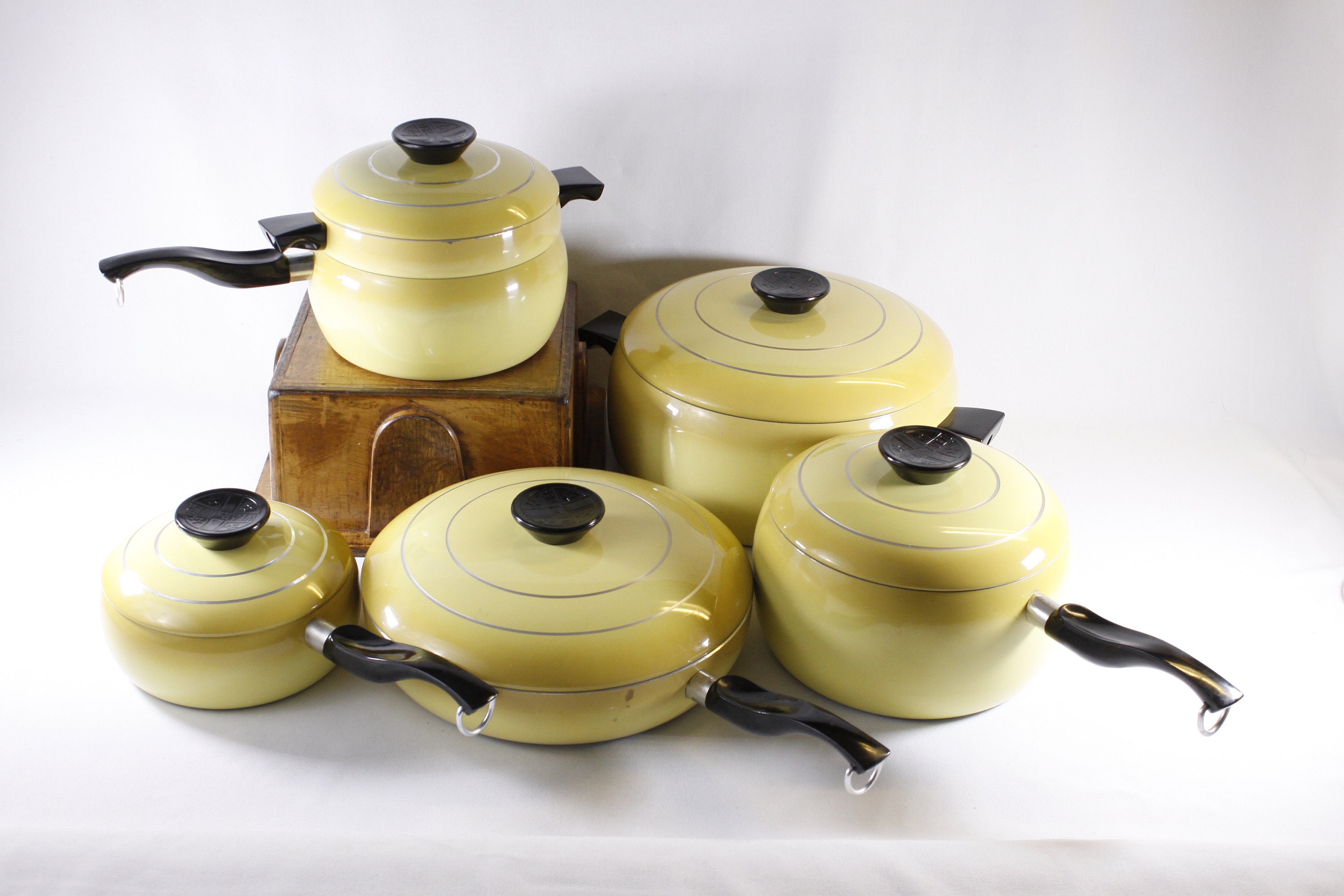 Club Aluminum USA 4.5 Qt Dutch Oven Soup Pot Yellow Harvest Gold – Olde  Kitchen & Home