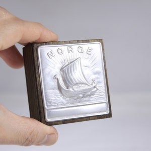 Vintage NORGE Norwegian matchbox holder Hjelpestikker Nitedals graphic matchbox, Pewter Face Viking ship wooden slip case image 6