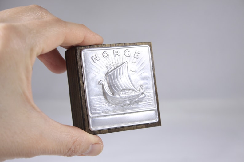 Vintage NORGE Norwegian matchbox holder Hjelpestikker Nitedals graphic matchbox, Pewter Face Viking ship wooden slip case image 6