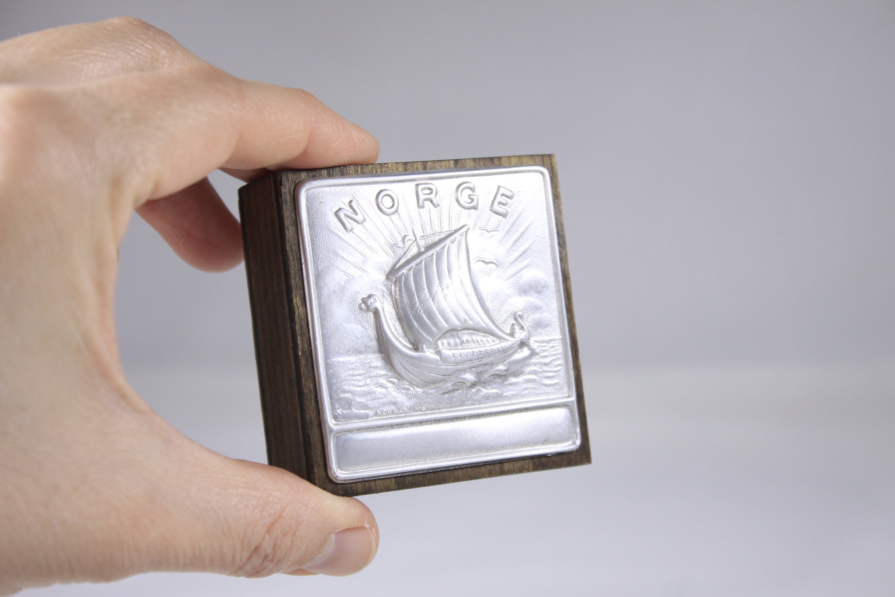 Vintage NORGE Norwegian Matchbox Holder + Hjelpestikker Nitedals