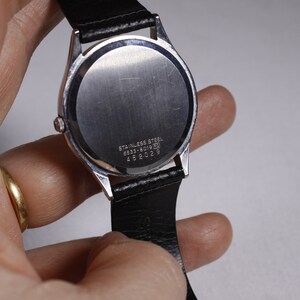 Vintage SEIKO analogue type wrist watch 6533-8019 Rare snowflake dial, bilingual day / date 1980s unisex wrist watch image 7