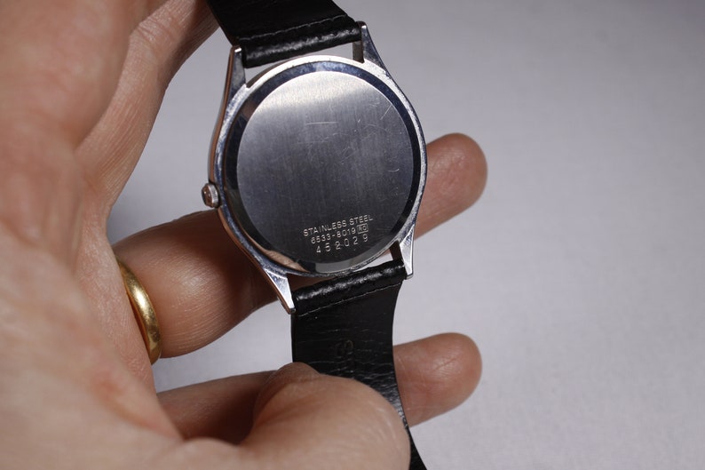 Vintage SEIKO analogue type wrist watch 6533-8019 Rare snowflake dial, bilingual day / date 1980s unisex wrist watch image 7