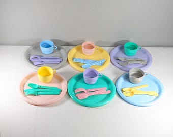 1980er Jahre Hong Kong Pastel Plastic Camping Strand Picknick Lunch Set