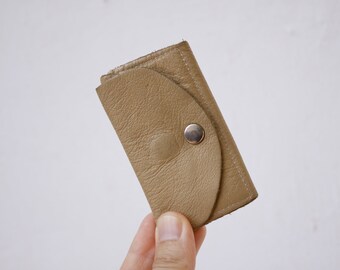 Vintage beige leather key wallet for 4 keys, small key holder with coin purse, old key case, leather key fob