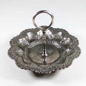 Dekorative Repousse versilberte Ringschale, Bonbonschale mit zentralem Griff, Konfektschale, Visitenkartenschale
