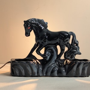 Vintage schwarze Pferd TV Lampe, NightMare Gothic Fantasy Black Beauty Tischlampe, Keramik Midcentury Modern Akzentlampe, Nachttischlampe