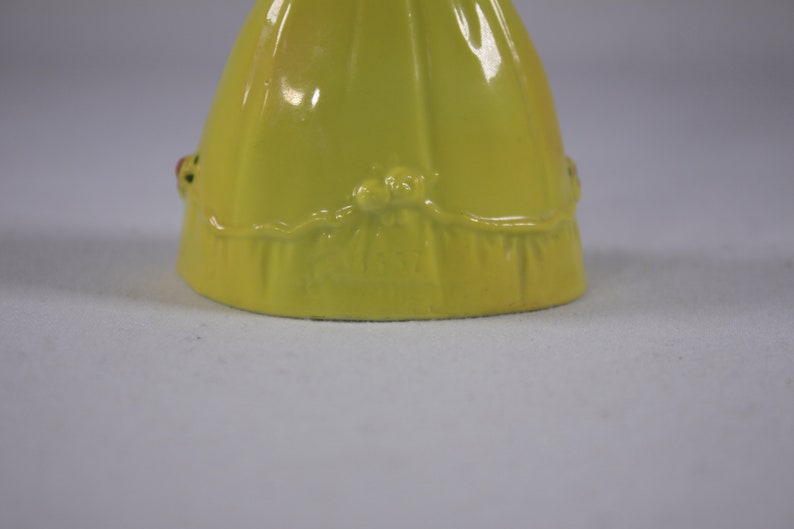 Vintage figurative Porzellan Hand Glocke, 4 Porzellan Mädchen Figur, junges Mädchen im gelben Kleid Hand Glocke, Blumenmädchen Glocke Bild 8