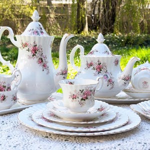 ロイヤルアルバートのラベンダーローズ柄の磁器製ティーポット、コーヒーポット、大皿、カップ、シュガークリーマーをお選びください。