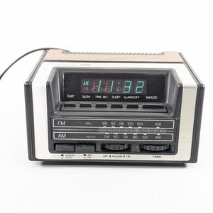 Cyfrowy radiobudzik AS-IS Transonic AM/FM model 16E2 z obudową z imitacji drewna