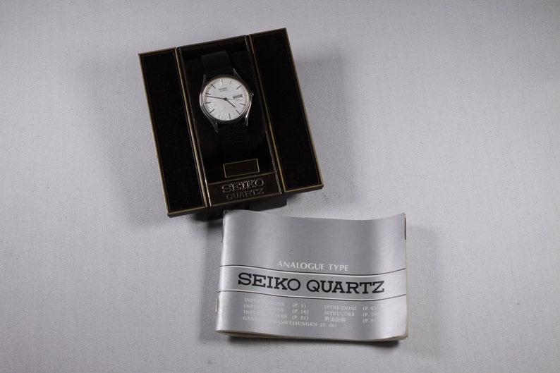 Vintage SEIKO analogue type wrist watch 6533-8019 Rare snowflake dial, bilingual day / date 1980s unisex wrist watch image 5