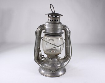 Vintage 1950s Dietz Comet Iron Kerosene Oil Lamp Lantern With Globe, Made In Usa