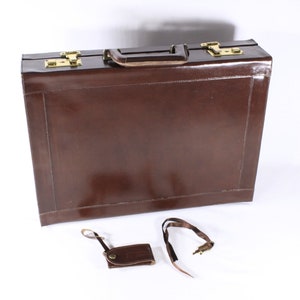Maletín vintage de cuero Stradellina en color castaño con llaves y etiqueta de equipaje, maletín de almacenamiento para portátil de trabajo para hombre, maletín de negocios