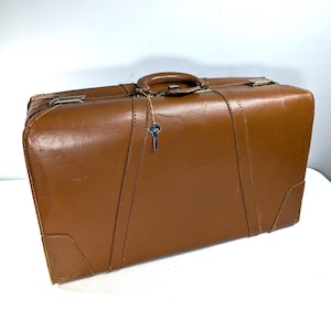Vintage leather suitcase with original key, Genuine leather cowhide overnight bag, hand luggage movie TV prop, leather storage case