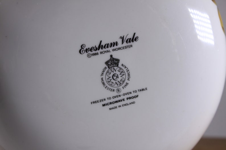 1986 English Royal Worcester Evesham Vale 8 round bowl, Freezer to Oven, Oven to Table, Microwave proof fine china image 9