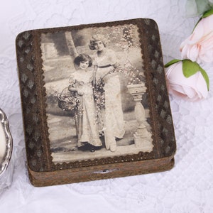 Vintage sieradendoosje 2 mooie bloemenmeisjes, snuisterijdoosje bedekt met Frans brokaat lint, naaidoos, romantische aandenkendoos