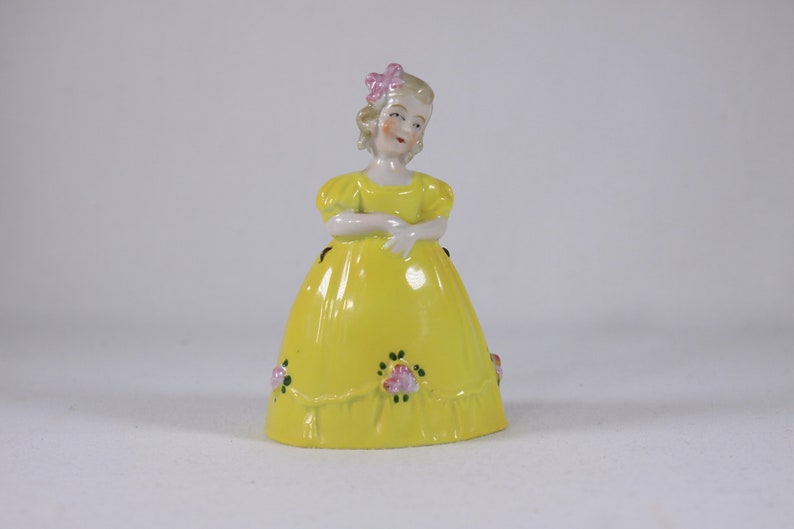 Vintage figurative Porzellan Hand Glocke, 4 Porzellan Mädchen Figur, junges Mädchen im gelben Kleid Hand Glocke, Blumenmädchen Glocke Bild 1