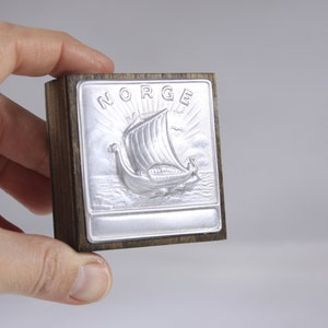 Vintage NORGE Norwegian matchbox holder Hjelpestikker Nitedals graphic matchbox, Pewter Face Viking ship wooden slip case image 1