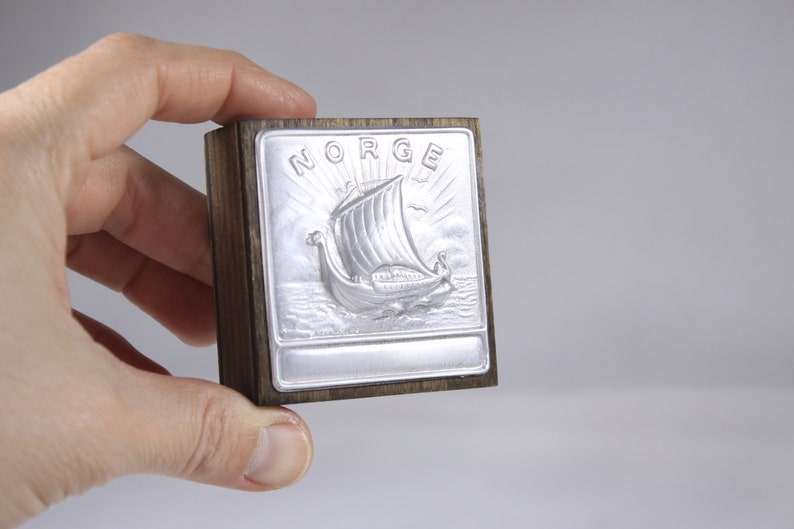 Vintage NORGE Norwegian matchbox holder Hjelpestikker Nitedals graphic matchbox, Pewter Face Viking ship wooden slip case image 1