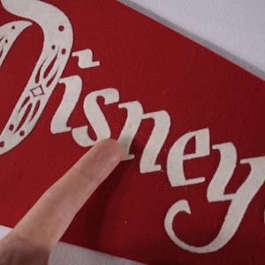 1960's Original 24 Disneyland Filz Rote Wimpel Walt Disney Dornröschen Schloss Souvenir Flagge Bild 4