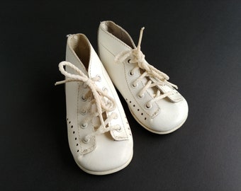 Vintage baby shoes size 3 by La Parisette, 1950s White leather child or doll shoes