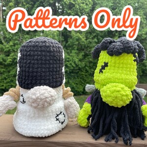Op de afbeelding: Twee handgemaakte gehaakte poppen, een die op een spook lijkt en de andere op Frankenstein's monster. Het spook is wit met een zwarte kop en bruine armen. Het monster is limoengroen met zwart haar en steken. De tekst "Patterns Only" staat bovenaan.