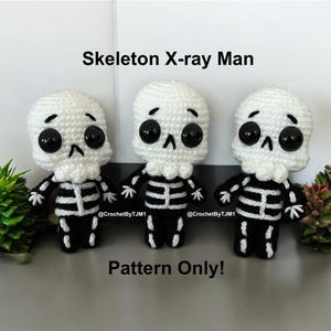 Könnte beinhalten: Drei gehäkelte Skelettfiguren mit schwarzen und weißen Röntgendetails. Die Skelette haben große schwarze Augen und tragen einen weißen Schädel. Der Text "Skeleton X-ray Man" und "Pattern Only!" ist im Bild sichtbar.
