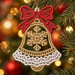 Può includere: Ornamento a campana natalizia ricamato con un fiocco rosso, campana dorata e finiture in pizzo bianco. La campana presenta un disegno a fiocco di neve dorato. L'ornamento è appeso a un albero di Natale con decorazioni rosse.