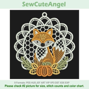 Puede incluir: Diseño bordado de un zorro dentro de un círculo de encaje blanco, con una calabaza y hojas. El zorro es naranja y blanco, con una nariz de botón negro. El texto "SewCuteAngel" está en la parte superior. El texto inferior dice "9 Formatos: PES HUS JEF ART VIP VP3 DST XXX EXP Por favor, compruebe la foto nº 2 para el tamaño, el recuento de puntadas y la tabla de colores."