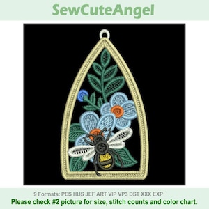 Puede incluir: Un diseño de bordado beige de una abeja con flores azules y naranjas dentro de un marco en forma de lágrima. El diseño es para máquinas de bordar y está disponible en 9 formatos: PES, HUS, JEF, ART, VIP, VP3, DST, XXX y EXP.