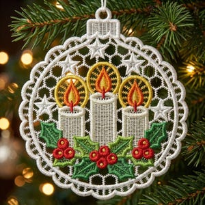 FSL キャンドルトリオ、クリスマスオーナメント、ホリーグロー - フリースタンディングレースマシン刺繍デザイン、即時ダウンロード 5x5 フープ SCA1248-007