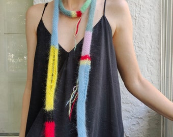 Écharpe fine en angora faite à la main - Collier ras du cou tricoté arc-en-ciel