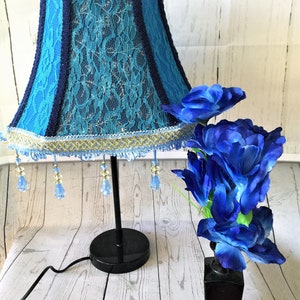 Blauer Lampenschirm, Stofflampenschirm, Vintage-Stil, blaue Perlenfransen, Tischplatte, Nachttisch oder Stehlampenständer, blaue geschnürte Lampenschirme.