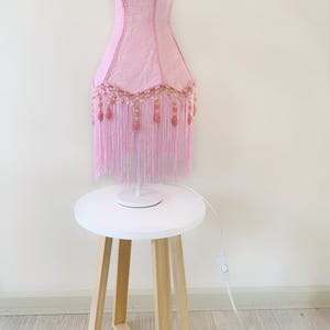 Rosa vintage stil Stoff-Lampenschirm mit Perlen und Fransen, Tischlampenschirm oder Nachttischlampenschirm, handgemacht.