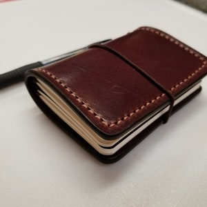 Libreta con tarjetero, WALLIST *Elige tu acabado* Mini libreta de piel flor con 2 bolsillos para tarjetas, 2 mini Moleskines INCLUIDOS