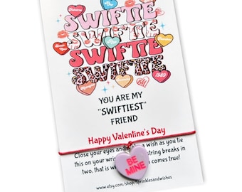 Puede incluir: Un brazalete de amistad rosa y rojo con un dije de corazón rosa que dice "Be Mine". El brazalete está atado a una tarjeta que dice "You are my "Swiftiest" Friend" y "Happy Valentine's Day".