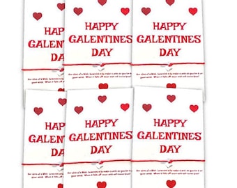 Puede incluir: Seis tarjetas blancas con corazones rojos y el texto "Happy Galentines Day" impreso en ellas. Cada tarjeta tiene una cuerda roja atada.