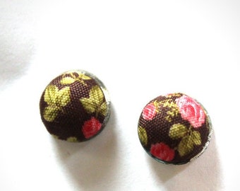 VINTAGE CHIPS pin-up earrings silver half-spheres 12mm pink and green japanese floral fabric on brown background earstud BOP028